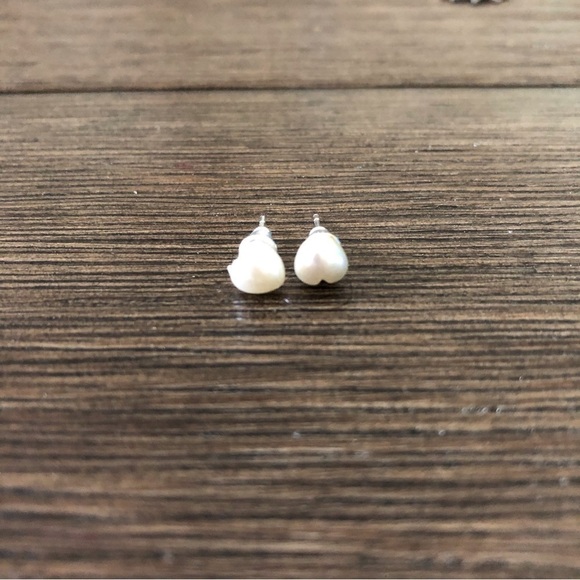 Faux pearl heart stud earrings - Picture 1 of 2